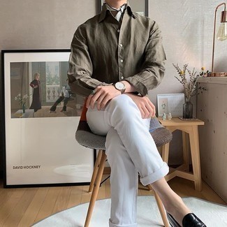 Как носить оливковую рубашку с длинным рукавом с белыми джинсами мужчине