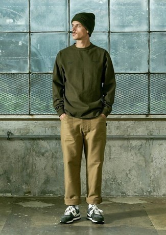 С чем носить оливковую футболку с длинным рукавом мужчине