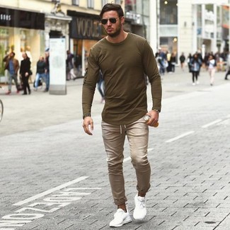 С чем носить оливковую футболку с длинным рукавом мужчине