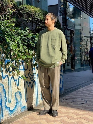 С чем носить оливковую футболку с длинным рукавом мужчине