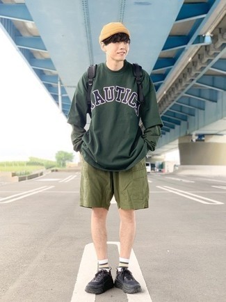 С чем носить оливковую футболку с длинным рукавом мужчине