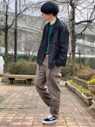 С чем носить оливковую футболку с длинным рукавом мужчине