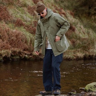 Какие брюки карго носить с оливковыми низкими кедами