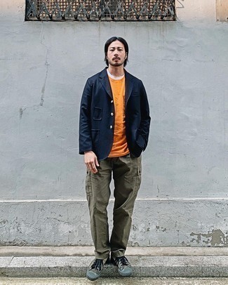 Какие брюки карго носить с оливковыми низкими кедами