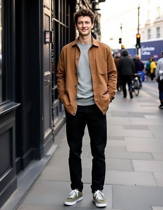 Какие брюки чинос носить с оливковыми низкими кедами