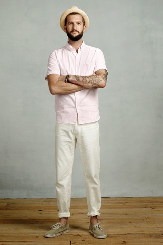 Какие брюки чинос носить с оливковыми низкими кедами