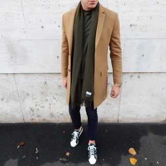 Какие брюки чинос носить с оливковыми низкими кедами