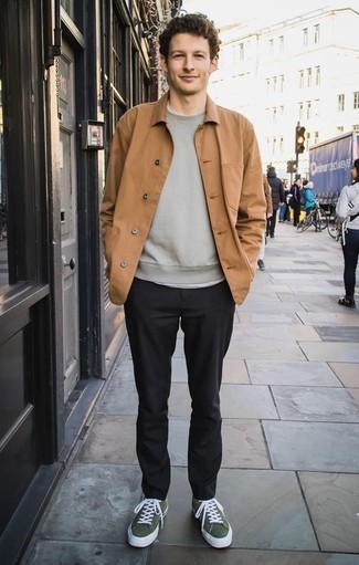 Какие брюки чинос носить с оливковыми низкими кедами