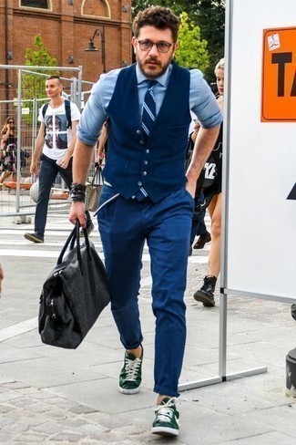 Какие брюки чинос носить с оливковыми низкими кедами