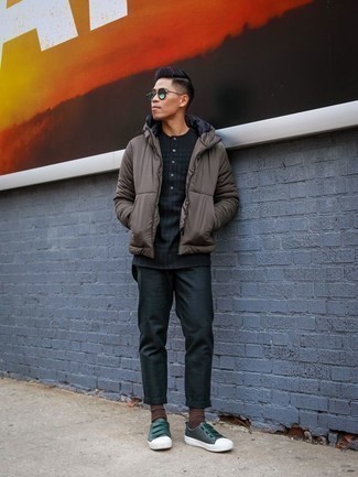 Какие брюки чинос носить с оливковыми низкими кедами