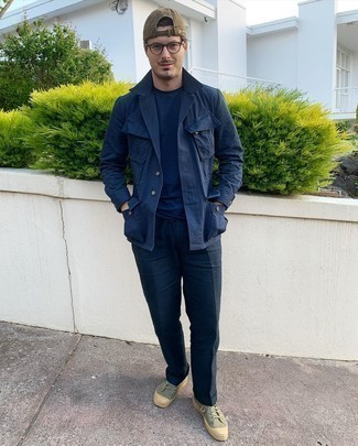 Какие брюки чинос носить с оливковыми низкими кедами