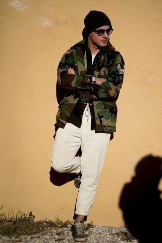 Какие брюки чинос носить с оливковыми низкими кедами