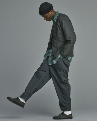 Какие брюки чинос носить с оливковыми низкими кедами