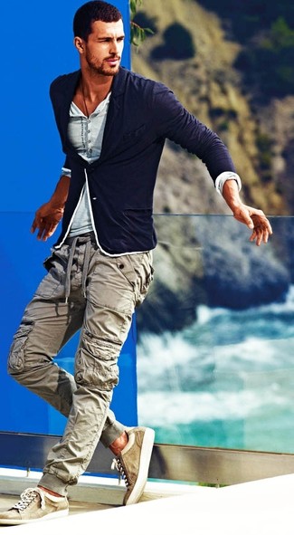 С чем носить оливковые низкие кеды мужчине