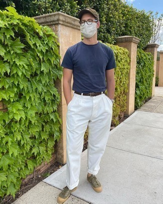 С чем носить оливковые низкие кеды мужчине