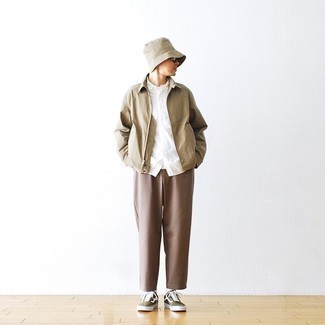 С чем носить оливковые низкие кеды мужчине