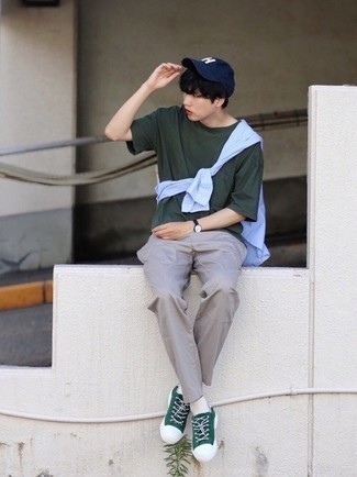 С чем носить оливковые низкие кеды мужчине