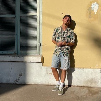 С чем носить оливковые низкие кеды мужчине