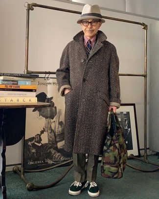 Какие длинные пальто носить с оливковыми низкими кедами