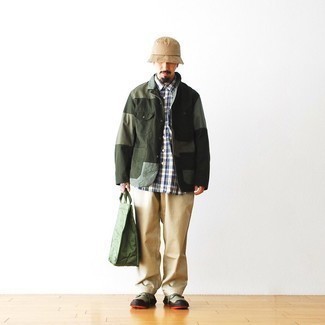 Какие куртки-рубашки носить с оливковыми низкими кедами мужчине