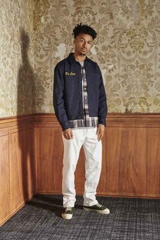 Какие куртки-рубашки носить с оливковыми низкими кедами мужчине