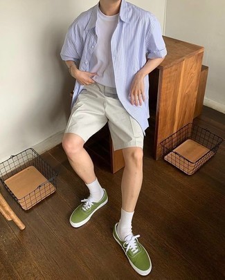 Какие шорты носить с оливковыми низкими кедами мужчине
