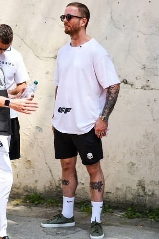 Какие шорты носить с оливковыми низкими кедами мужчине