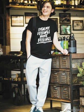 Какие спортивные штаны носить с оливковыми низкими кедами мужчине