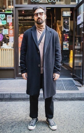 Какие водолазки носить с оливковыми низкими кедами мужчине