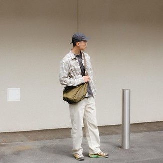 С чем носить оливковую сумку почтальона