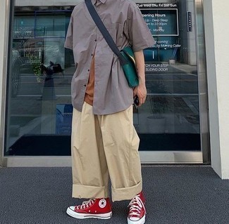 С чем носить оливковую сумку почтальона