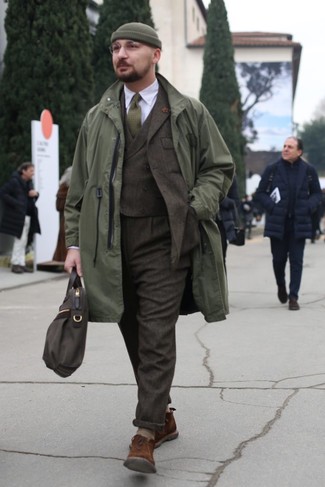 С чем носить оливковую сумку почтальона