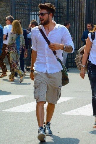 С чем носить оливковую сумку почтальона