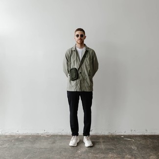 С чем носить оливковую сумку почтальона