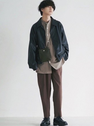 С чем носить оливковую сумку почтальона