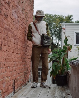 С чем носить оливковую сумку почтальона