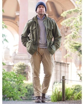 Какие брюки карго носить с оливковой курткой в стиле милитари