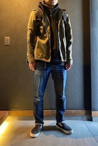 Какой худи носить с оливковой курткой в стиле милитари мужчине