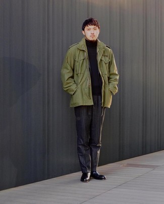 Какие костюмы носить с оливковой курткой в стиле милитари