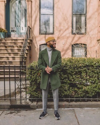 Как носить оливковое длинное пальто с черными кроссовками