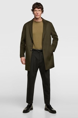 Как носить оливковое длинное пальто с черными брюками чинос