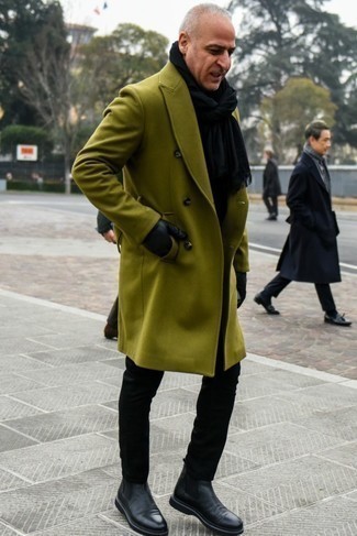Как носить оливковое длинное пальто с черными кожаными ботинками челси