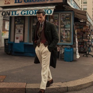 Как носить оливковое длинное пальто с темно-коричневым пиджаком