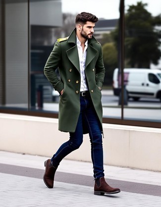 Какие джинсы носить с оливковым длинным пальто