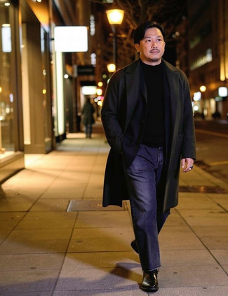 Какие джинсы носить с оливковым длинным пальто