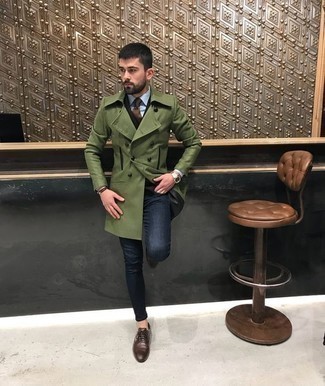 Какие джинсы носить с оливковым длинным пальто