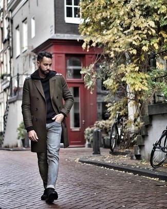 Какие джинсы носить с оливковым длинным пальто