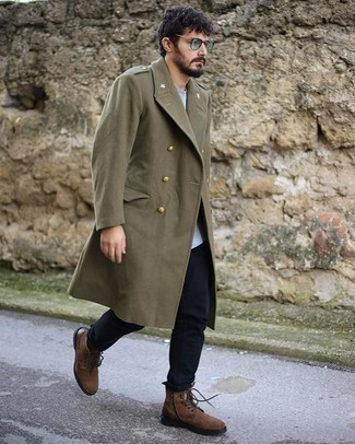 Какие джинсы носить с оливковым длинным пальто