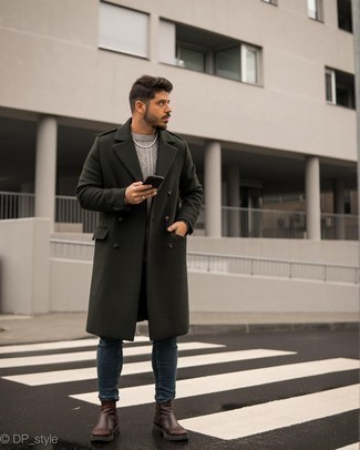 Какие джинсы носить с оливковым длинным пальто