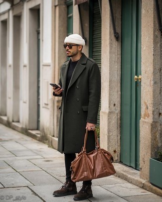 Какие джинсы носить с оливковым длинным пальто